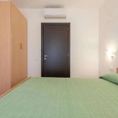 Roberta Apartment